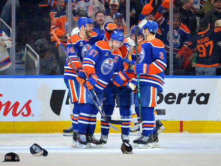 Rozpoczynają się mecze przedsezonowe NHL: debiut McKenny, McDavid błyszczy i hat-trick Senneke