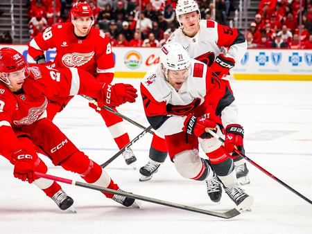 #NHL: Carolina pokonuje Florydę, Detroit strzela siedem goli